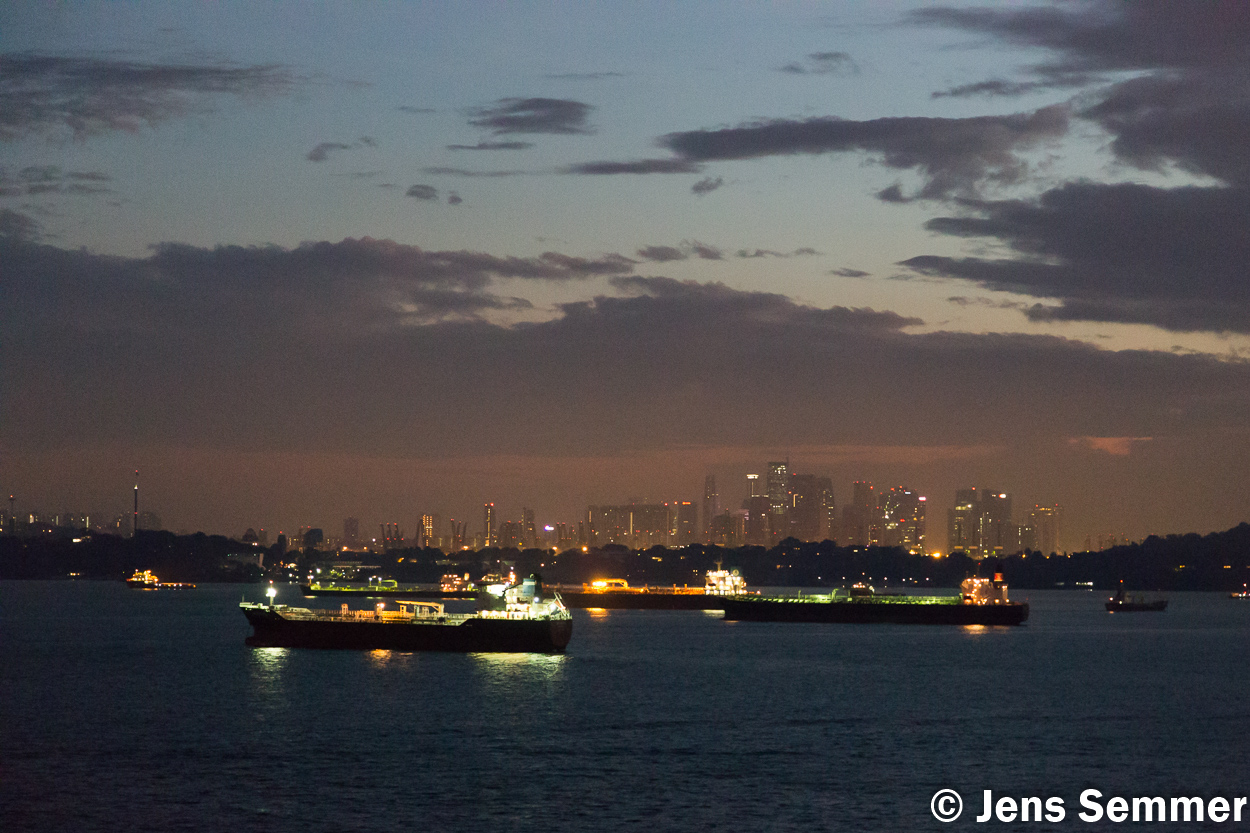 Singapur Einfahrt im Hafen bei Nacht