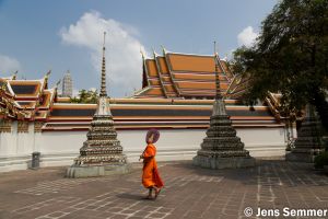 Mönch beim liegenden Buddha in Bangkok